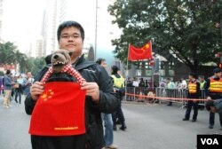 參與民陣元旦大遊行的香港中學生陳同學帶著遊行道具