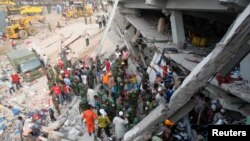 Bomberos, rescatistas del ejército y voluntarios tratan de rescatar a más víctimas y sacar a los cadáveres debajo de los escombros.