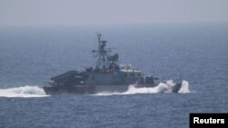 接近美國軍艦的伊朗革命衛隊艦艇（2016年7月11日）