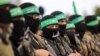 Các chiến binh Hamas tụ tập tại buổi ban giao hai con tin Israel ở Rafah phía nam dải Gaza .