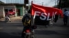 Miembros de la Juventud Sandinista participan en una marcha en el barrio Altagracia de Managua para celebrar el 42 aniversario del triunfo de la Revolución Sandinista y la salida del Dictador Somoza en Managua el 18 de julio de 2021.