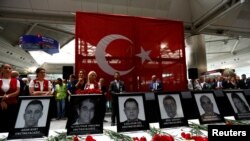 Ceremonia en el aeropuerto Ataturk en Estambul en honor de empleados de la terminal de salidas internacionales que murieron en el ataque del martes.