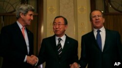 在瑞士蒙特勒参加叙利亚和平会议的联合国秘书长潘基文（中）与美国国务卿克里（左）和俄罗斯外长拉夫罗夫握手。（2014年1月21日）