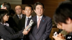 El primer ministro de Japón, Shinzo Abe, conversa el miércoles con los periodistas sobre los esfuerzos para liberar a los rehenes del grupo Estado islámico.
