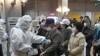 Cientos de evacuados son sometidos a pruebas en Koriyama.