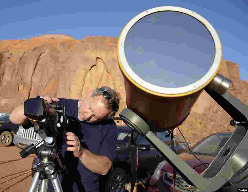 El fot&oacute;grafo aeroespacial, William Hartenstein, prepara su c&aacute;mara para fotografiar un eclipse anular en desde Utah.