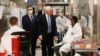 El vicepresidente de EE.UU., Mike Pence, visita el laboratorio molecular de pruebas en la Clínica Mayo, el 28 de abril de 2020.