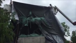 Tapan monumento confederado por duelo en Charlottesville
