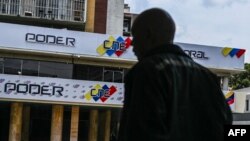 Un hombre camina frente a un punto de actualización de datos de votantes del CNE venezolano, en Caracas, el pasado 16 de abril de 2024.