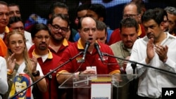 "Hoy más que nunca nos sentimos orgullosos de ser venezolanos", dijo el diputado opositor Julio Borges, presidente de la Asamblea Nacional, resaltando "la pulcritud y transparencia" del proceso.