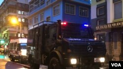香港警方2019年8月25日出動裝甲車在荃灣進行清場行動。(美國之音 湯惠芸拍攝)