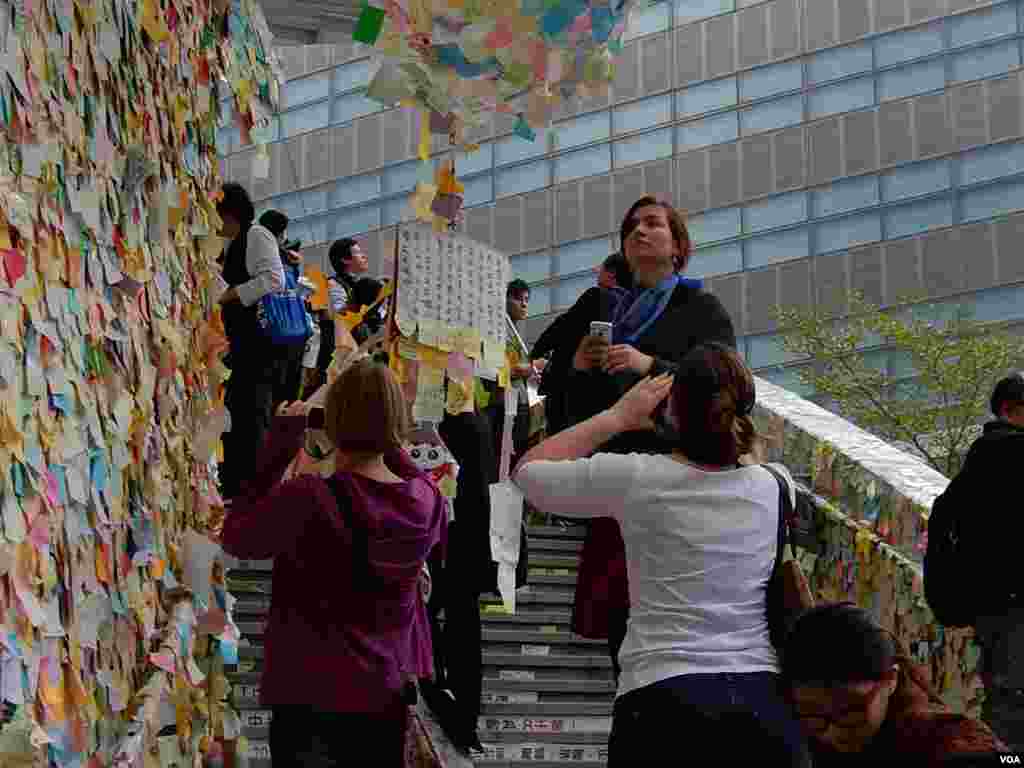 金鐘佔領區全面清場前最後一個下午，很多市民及外國遊客前來拍照留念 