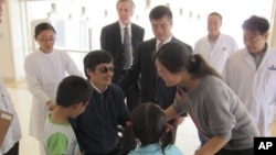 Chen Guangcheng llegó al hospital acompañado por el embajador de Estados Unidos en Bejing, Gary Locke.