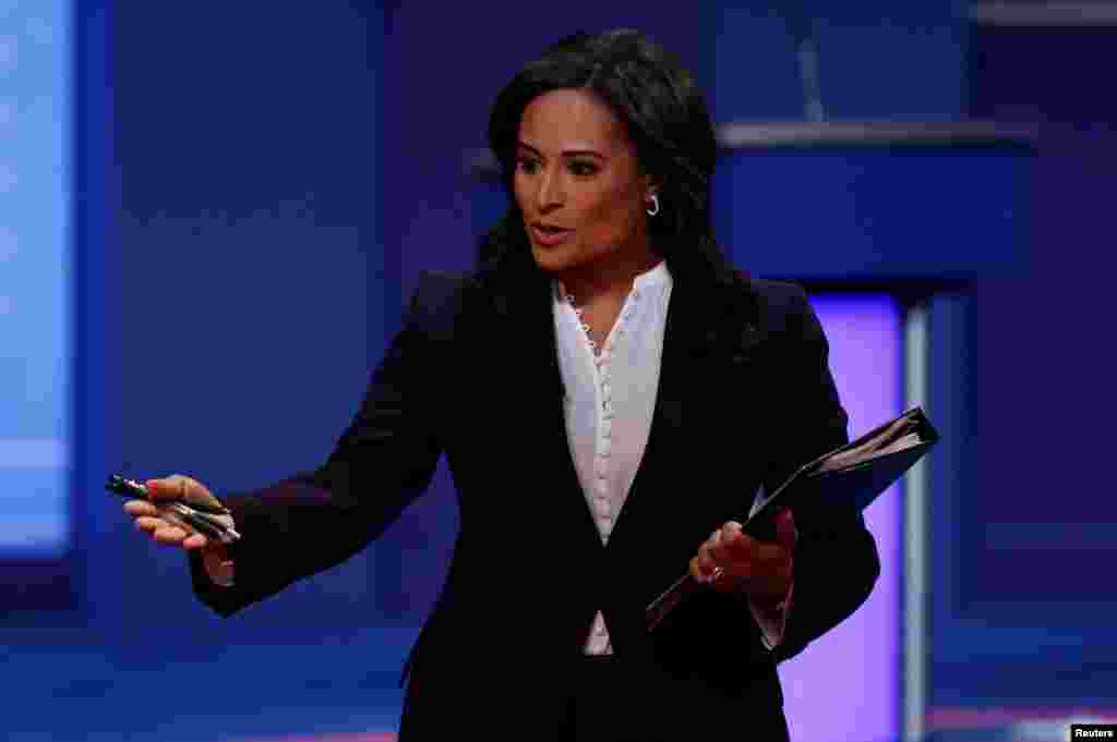  La moderadora del debate Kristen Welker de NBC News se dirige al p&#250;blico antes de iniciar el &#250;ltimo debate presidencial entre el presidente de Estados Unidos, Donald Trump, y el candidato presidencial dem&#243;crata Joe Biden.