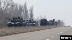 入侵烏克蘭的俄軍軍車隊頓涅茨克地區行駛。（2022年3月12日）