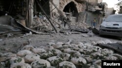Pilas de pan regadas en un sitio bombardeado en Bab al-Maqam, un vecindario de Alepo en manos de fuerzas rebeldes sirias. Sept. 28, 2016.