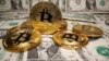 Las representaciones de la moneda virtual Bitcoin se colocan en los billetes en dólares estadounidenses en esta ilustración tomada el 26 de mayo de 2020.