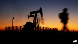 La producción petrolera disminuirá en 750.000 barriles diarios en 2016.
