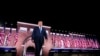 El presidente Donald Trump camina hacia el escenario después que el vicepresidente Mike Pence pronunciara un discurso en la tercera noche de la Convención Nacional Republicana en Fort McHenry, Baltimore, Maryland, el 26 de agosto de 2020.