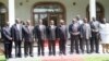 Primeiro-ministro Alberto Vaquina e presidente Armando Guebuza, com os novos membros do governo empossados a 9 de Outubro de 2012 (Foto SAPO)