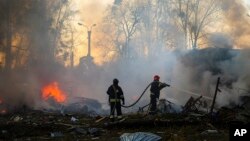 Nhân viên cứu hỏa dập tắt đám cháy sau cuộc tấn công bằng tên lửa của Nga tại Kharkiv, Ukraine, ngày 7 tháng 3 năm 2025, trong bức ảnh do Cơ quan Cứu hộ Ukraine cung cấp.