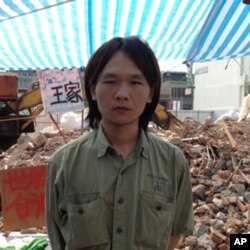 目睹警察強拆過程的大學生張立本