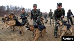 Ejercicios militares de los soldados de Corea del Norte efectuados este sábado en imagen difundida por el gobierno.