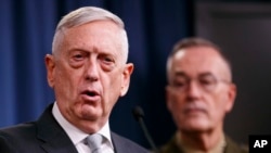 El secretario de Defensa de EE.UU., Jim Mattis, (izquierda) junto al jefe del Comando Conjunto general Joseph Dunford, hablaron en el Pentágono el viernes, 13 de abril, de 2018.