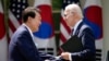 တောင်ကိုရီးယားသမ္မတ Yoon Suk Yeol နဲ့ အမေရိကန်သမ္မတ Joe Biden တို့ ဝါရှင်တန်မြို့တော် အိမ်ဖြူတော်ရဲဥ နှင်းဆီဥယျာဥ်မှာ တွေ့ဆုံစဥ်. (ဧပြီ ၂၆၊ ၂၀၂၃)