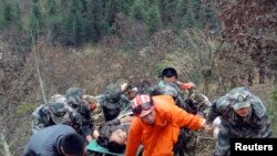 2013年2月2日上午，在貴州省從江縣，一輛超載的公共汽車墜入山谷後，救援人員用擔架將一名男子抬上斜坡。這次事故造成13人死亡，21人受傷，其中11人嚴重受傷。