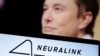 ภาพแสดงให้เห็นโลโก้บริษัท Neuralink และอิลอน มัสก์ มหาเศรษฐีเจ้าของบริษัทสตาร์ทอัพด้านเทคโนโลยีชิปสมอง