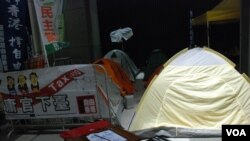 民陣元旦「倒梁」遊行後，連續3晚有數名示威者在政府總部外紥營留守