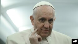 Con su clásico humor, el papa Francisco les pidió a los ancianos que recen por él.