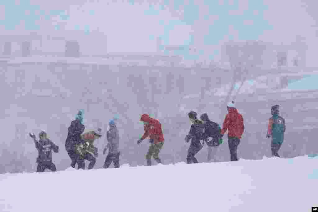 Pessoas envolvem-se numa luta de bolas de neve durante uma tempestade de neve em Washington, a 6 de janeiro de 2025.