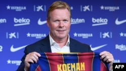 Barcelona's new Dutch coach Ronald Koeman poses during his official presentation at the Camp Nou stadium in Barcelona on August 19, 2020. - Crisis-hit Barcelona hailed the "return of a legend" as the Spanish giants today officially named Ronald Koeman as 
