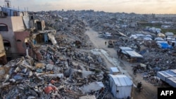 Los palestinos caminan entre los escombros de los edificios en Beit Lahia, en el norte de la Franja de Gaza, el 4 de marzo de 2025, en medio de la tregua en curso entre Israel y Hamas.