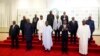 Le président nigérian, Bola Ahmed Tinubu, au centre du premier rang, pose pour une photo de groupe avec d'autres dirigeants ouest-africains avant une réunion de la CEDEAO à Abuja, au Nigeria, le 10 août 2023.