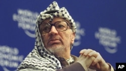 En primera instancia Yasser Arafat murió de un derrame cerebral. Ahora buscan indicios de veneno en su cuerpo.