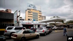 Los residentes de la capital venezolana despertaron con largas filas de autos en las gasolineras en medio de rumores de que los suministros de combustible están bajos.