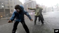 Estudiantes de la universidad de Alabama miden la velocidad del viento en Nueva Orleans, al tocar tierra el huracán Isaac. Isaac tiene vientos de hasta 128 kilómetros por hora.