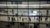 Personas en el área de llegadas del aeropuerto de Heathrow en Londres, el martes, 26 de enero de 2021.
