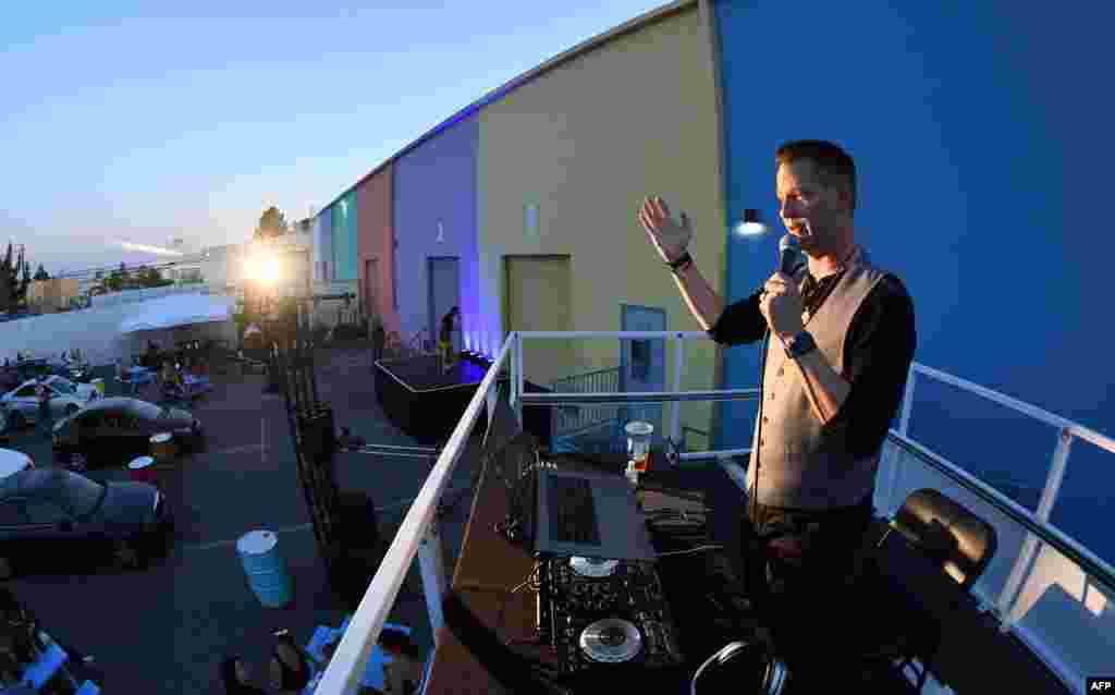 El compositor Jason Outlaw presenta un espect&#225;culo de comedia al aire libre en Las Vegas para beneficio de los actores afectados econ&#243;micamente por el cierre de los centros tur&#237;sticos de Nevada a causa de la pandemia.