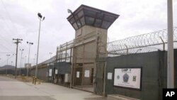 Obama prometió que cerraría la prisión durante su mandato y aunque durante su Gobierno han salido de ahí unos 160 presos, las instalaciones aún albergan a 80 detenidos.