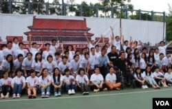 支聯會今年6月初舉辦學生體驗營，曾參與1989年六四民運的中國民運人士方政(坐輪椅者)到場，與香港學生分享當年經驗(美國之音湯惠芸)