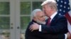 El presidente de Estados Unidos Donald Trump y el primer ministro de India Narendra Modi se abrazan al concluir declaraciones conjuntas en el Jardín de las Rosas de la Casa Blanca, luego de conversaciones bilaterales con delegados de sus gobiernos. Junio 26 de 2017.