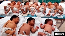 Bebés recién nacidos en un hospital de la India. La población mundial aún no se estabiliza.