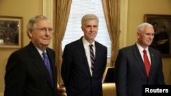 Juiz Neil Gorsuch, no centro, visitou hoje o Senado