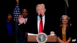 El presidente Donald Trump habla tras visitar el Museo Nacional de Historia y Cultura Afro-Estadounidense, el martes 21 de febrero de 2017, en Washington.