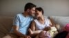 Clara Massons alimenta a su hijo Jaume de dos años junto a su esposo Toni, en su casa en Barcelona, España. 