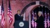 El presidente Donald Trump señala al vicepresidente Mike Pence al término de su intervención en la Convención Nacional Republicana, en Fort McHenry, Maryland, el 26 de agosto de 2020.